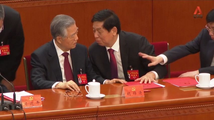 Nové záběry posílily spekulace o vyvedení čínského exprezidenta ze sjezdu